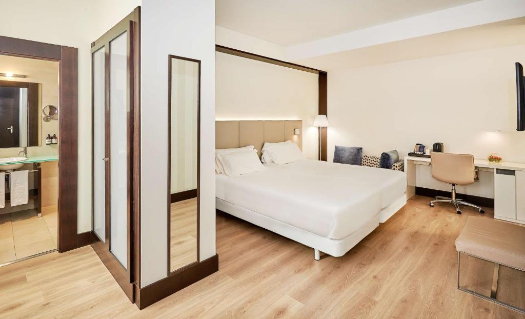 A bed or beds in a room at NH Madrid Lagasca