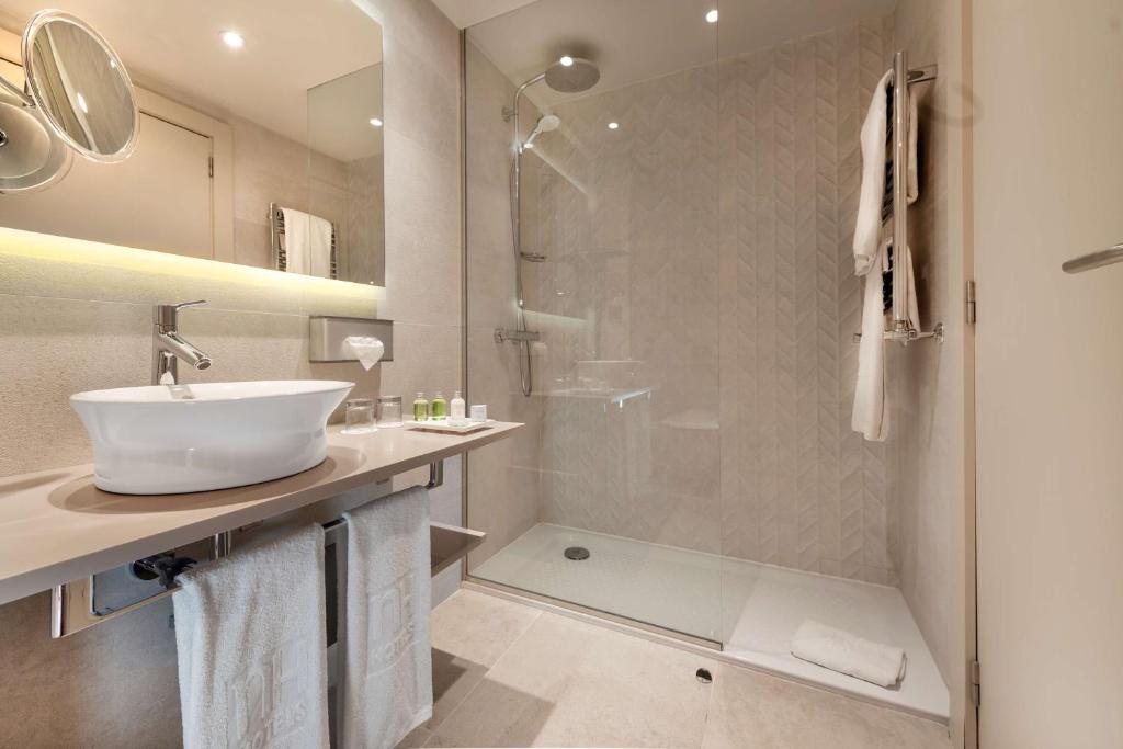 A bathroom at NH Madrid Lagasca