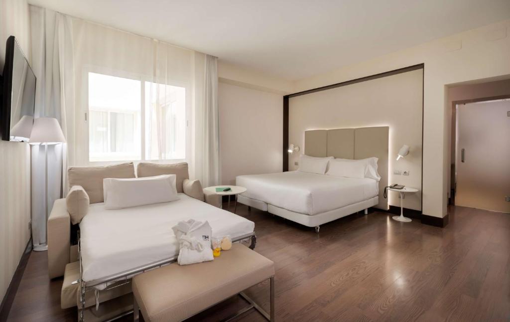 A bed or beds in a room at NH Madrid Lagasca