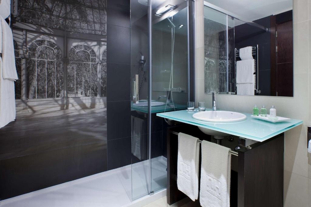 A bathroom at NH Madrid Lagasca