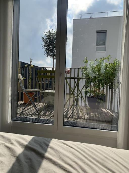 - une fenêtre donnant sur un balcon dans l'établissement Bel appartement, grande terrasse, à Boulogne-Billancourt