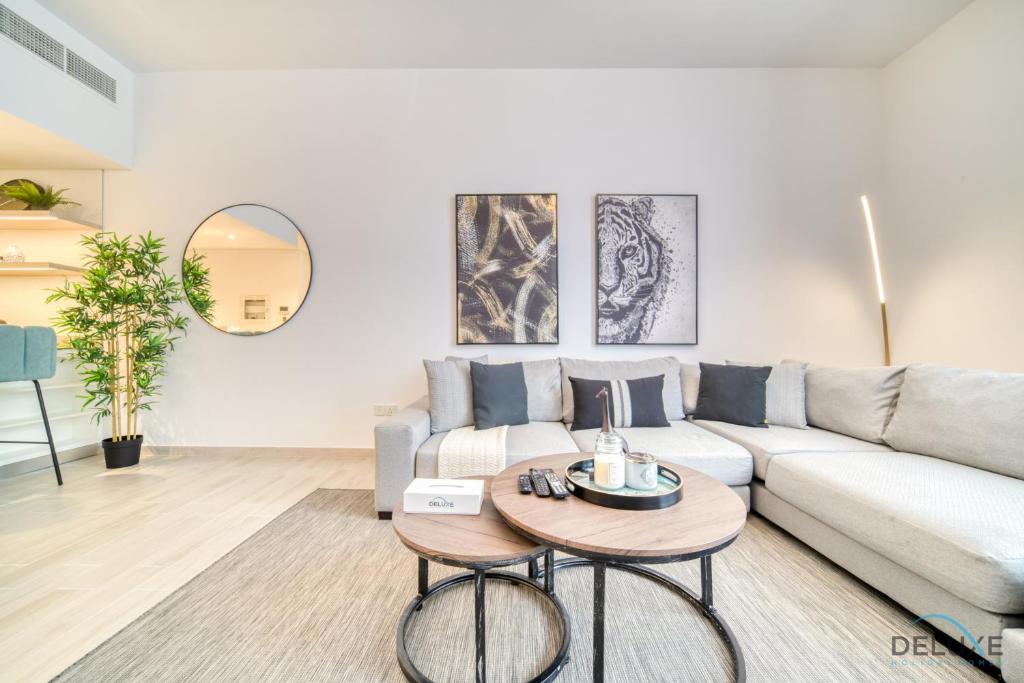 Posezení v ubytování Opulent 1BR at Belgravia Tower JVC by Deluxe Holiday Homes