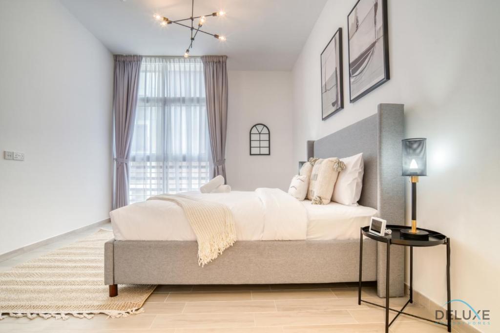 Postel nebo postele na pokoji v ubytování Opulent 1BR at Belgravia Tower JVC by Deluxe Holiday Homes