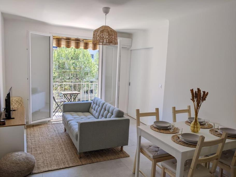 un salon avec un canapé et une table dans l'établissement Appartement T4 proche plage et vieille ville, à Antibes