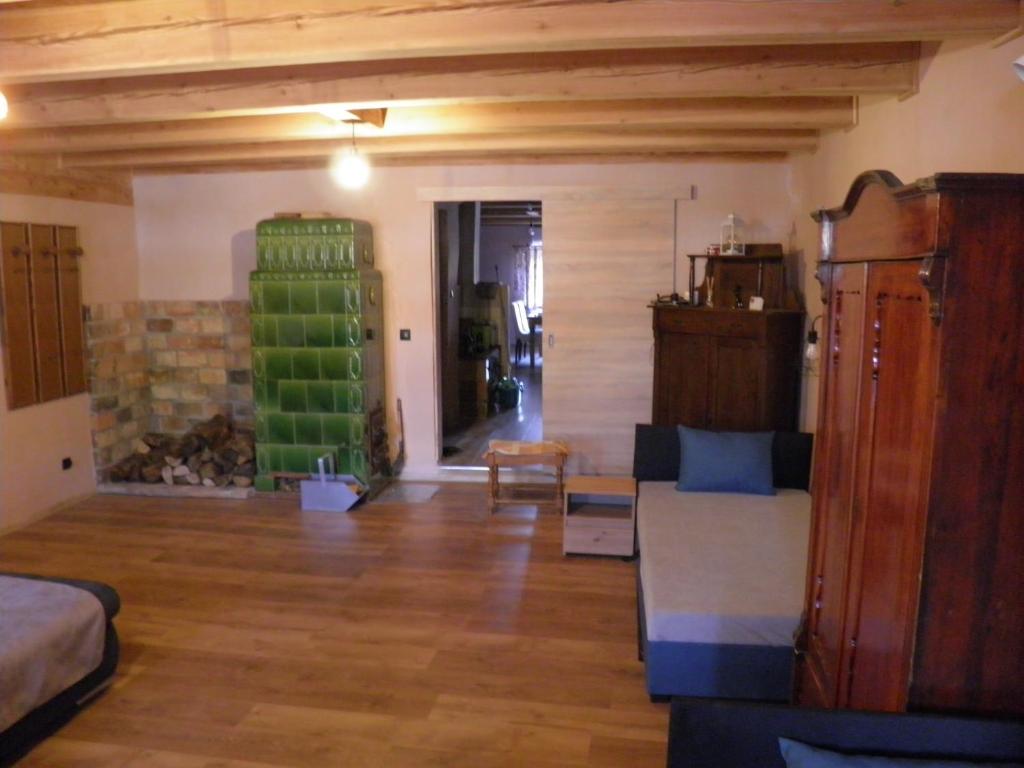 salon z kanapą i kominkiem w obiekcie Apartament Rynek 30 w mieście Osieczna