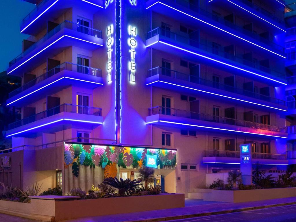 ein Hotel mit blauen Lichtern an der Seite in der Unterkunft ibis budget Menton Bord de Mer in Menton