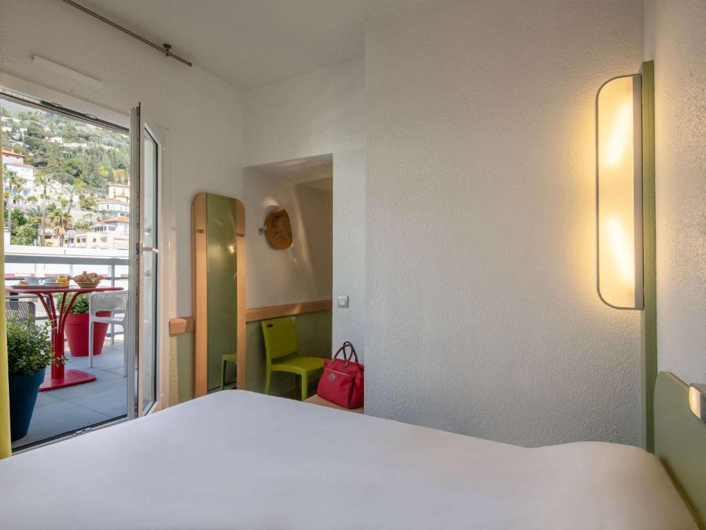 Ein Bett oder Betten in einem Zimmer der Unterkunft ibis budget Menton Bord de Mer