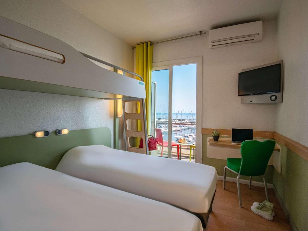 TV a/nebo společenská místnost v ubytování ibis budget Menton Bord de Mer