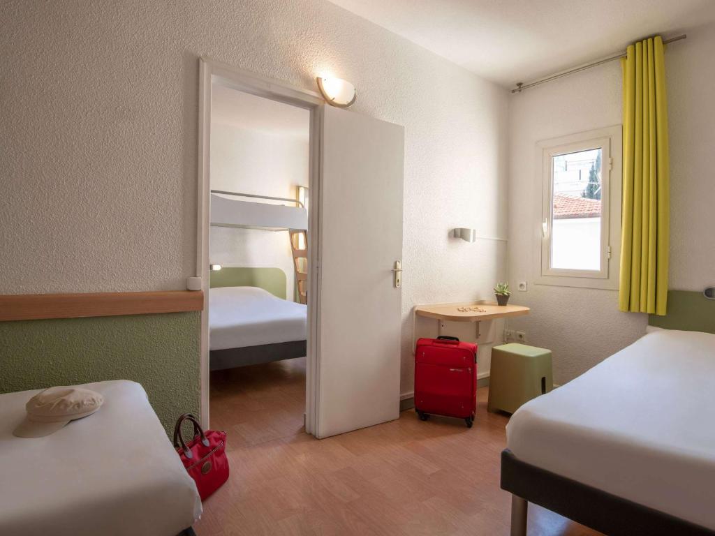 Postel nebo postele na pokoji v ubytování ibis budget Menton Bord de Mer