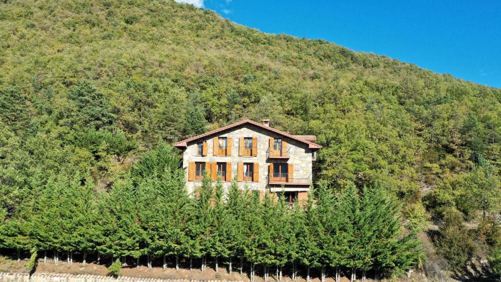 una casa al lado de una colina en Casa Rural Uría - Ubicación perfecta, rodeado de naturaleza, vistas espectaculares, en Gavín