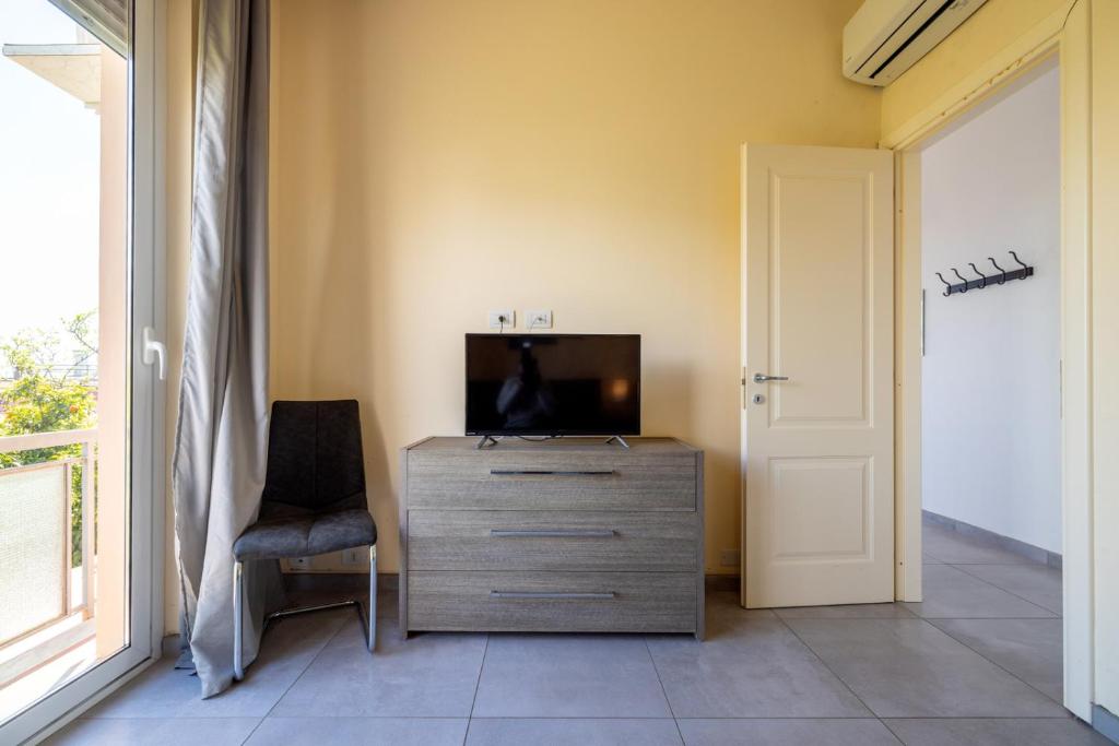 Televízia a/alebo spoločenská miestnosť v ubytovaní CASA MATILDE - Appartamento Vista Mare - con posto auto