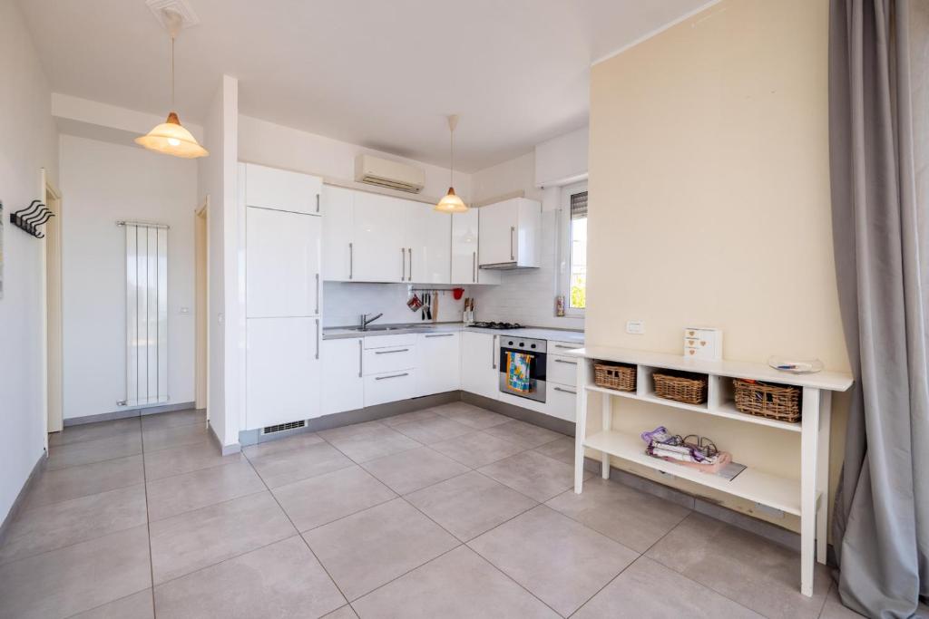 Kuchyňa alebo kuchynka v ubytovaní CASA MATILDE - Appartamento Vista Mare - con posto auto