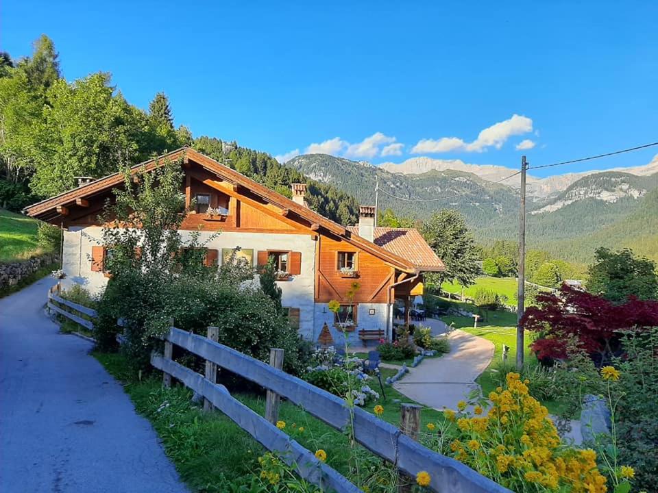 Výhľad na hory alebo výhľad na hory priamo z of the bed and breakfast