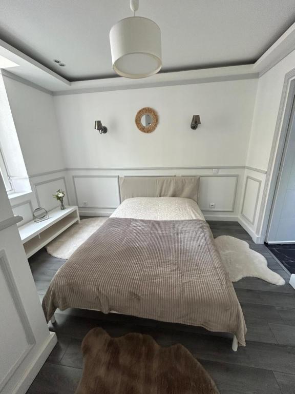 - une chambre avec un lit et un miroir mural dans l'établissement Charmant T2 proche du centre ville, à Cannes