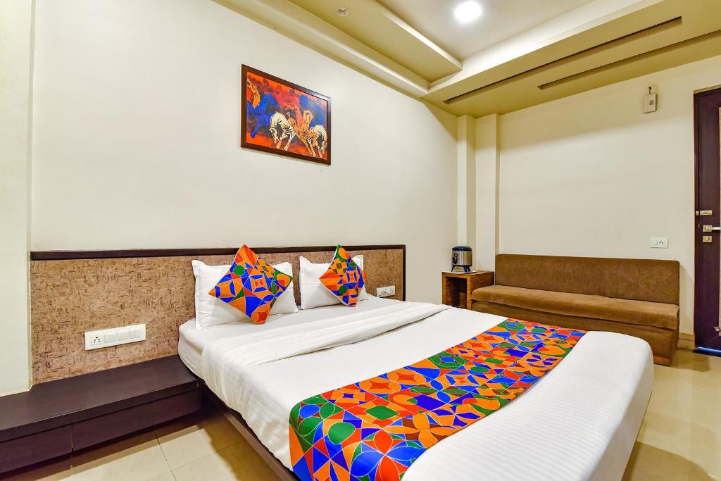 Tempat tidur dalam kamar di FabExpress Anmol Palace