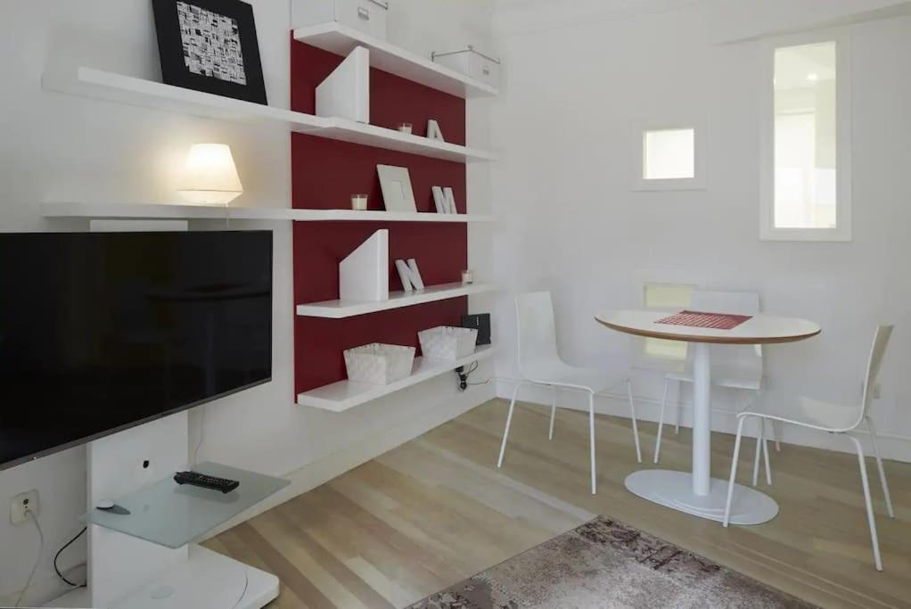 Televízia a/alebo spoločenská miestnosť v ubytovaní Apartamento reformado junto a la playa de la Concha en Donostia-San Sebastián - Marina 4