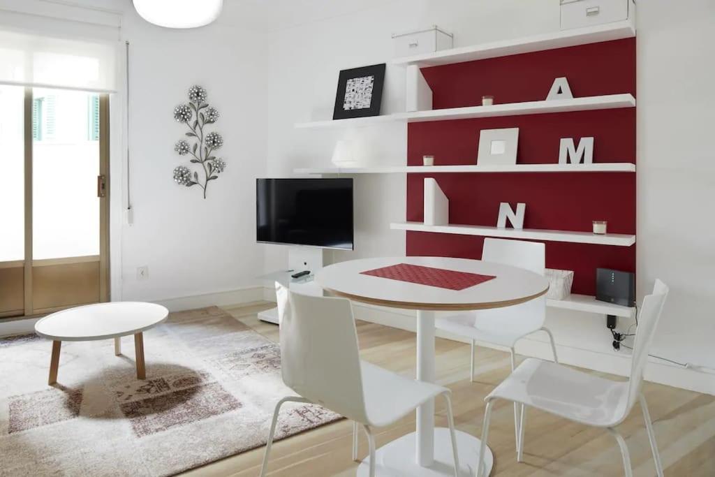 Televízia a/alebo spoločenská miestnosť v ubytovaní Apartamento reformado junto a la playa de la Concha en Donostia-San Sebastián - Marina 4