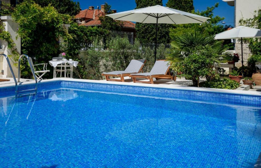 Bazén v ubytovaní PALACE SCHÖN MILESI - esense of prestige - private pool - old money style luxury rooms - walking distance to the old town, the beach and all amenities - BURALUX properties alebo v jeho blízkosti