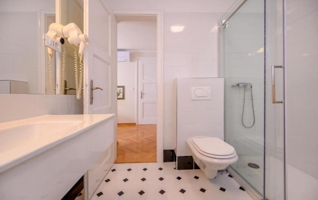Kúpeľňa v ubytovaní PALACE SCHÖN MILESI - esense of prestige - private pool - old money style luxury rooms - walking distance to the old town, the beach and all amenities - BURALUX properties
