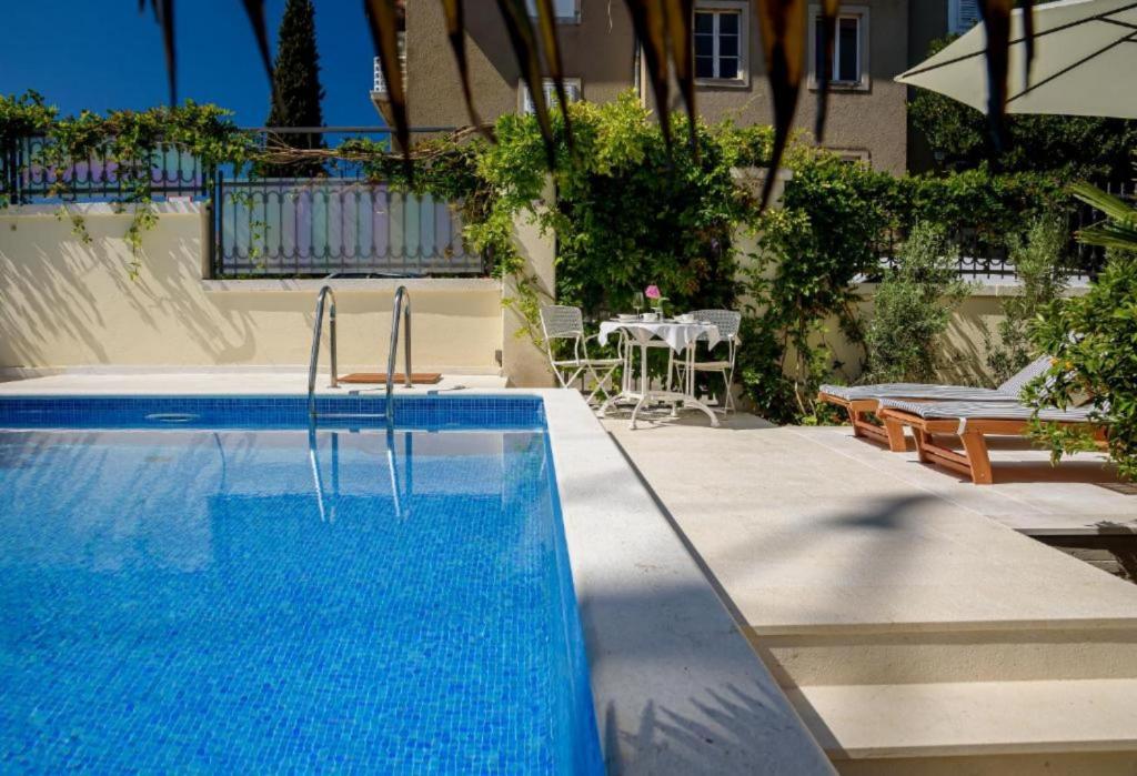 Bazén v ubytovaní PALACE SCHÖN MILESI - esense of prestige - private pool - old money style luxury rooms - walking distance to the old town, the beach and all amenities - BURALUX properties alebo v jeho blízkosti