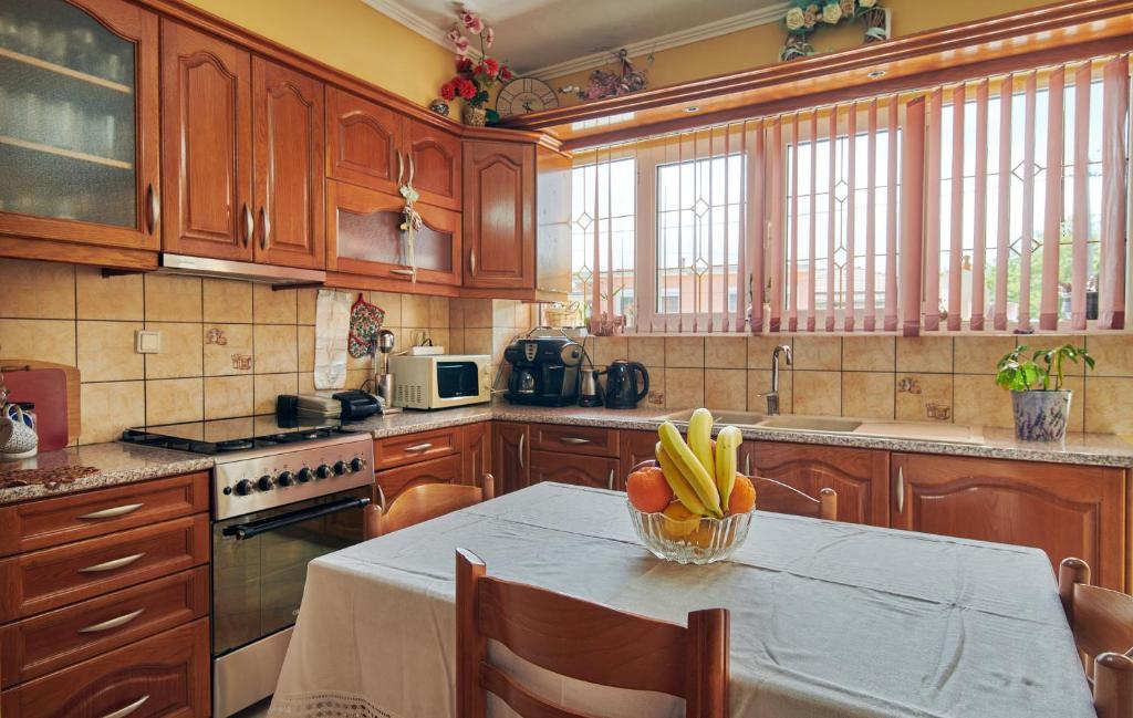 a kitchen with a table with a bowl of fruit on it at Villa Roxa Montuoso in Agios Leon