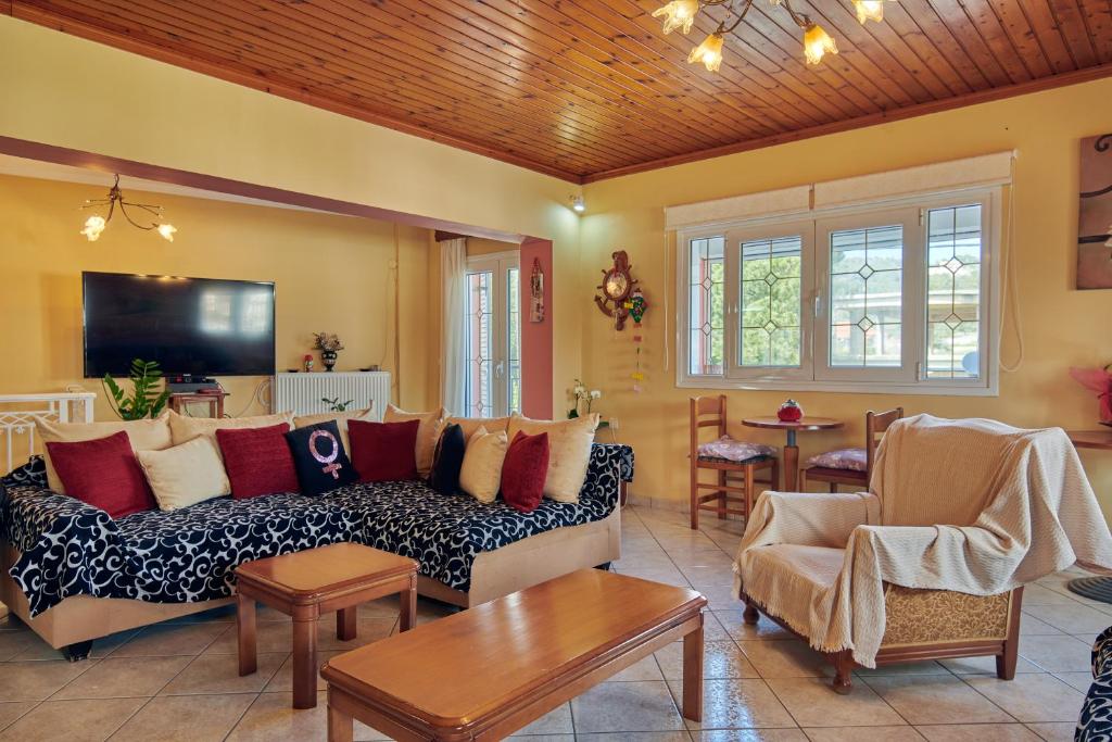 a living room with a couch and a table at Villa Roxa Montuoso in Agios Leon