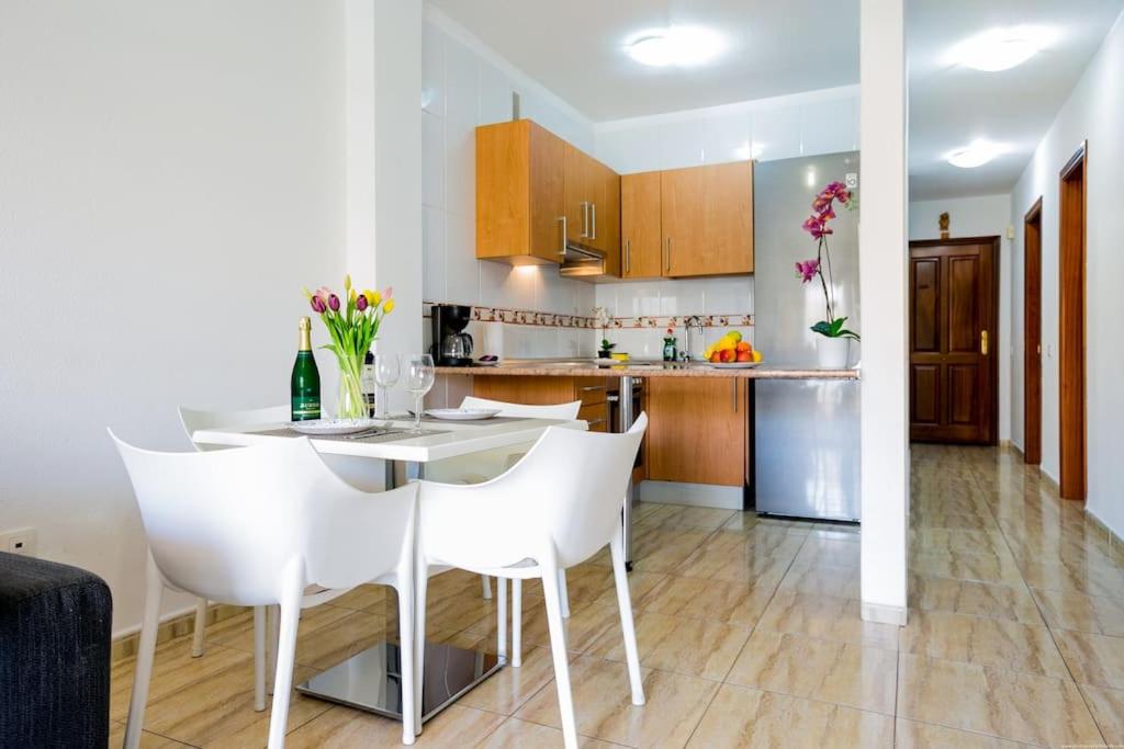 Kuchyňa alebo kuchynka v ubytovaní Palm Mar Romantic Suite A11