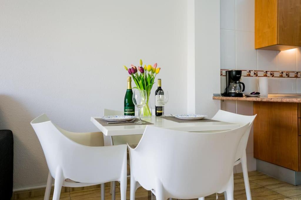 Kuchyňa alebo kuchynka v ubytovaní Palm Mar Romantic Suite A11