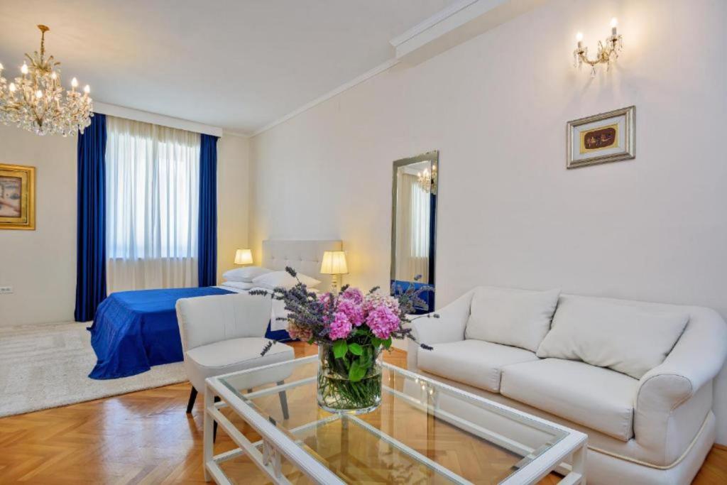Posedenie v ubytovaní PALACE SCHÖN MILESI - esense of prestige - private pool - old money style luxury rooms - walking distance to the old town, the beach and all amenities - BURALUX properties
