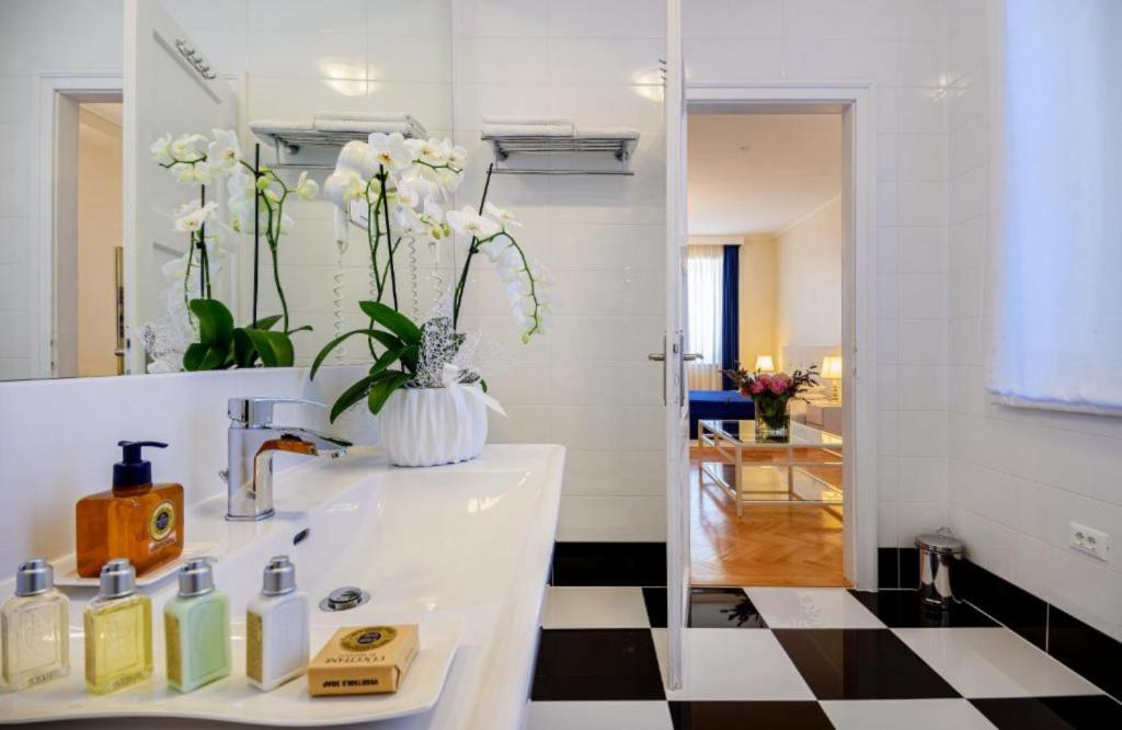Fotografia z galérie ubytovania PALACE SCHÖN MILESI - esense of prestige - private pool - old money style luxury rooms - walking distance to the old town, the beach and all amenities - BURALUX properties v Splite