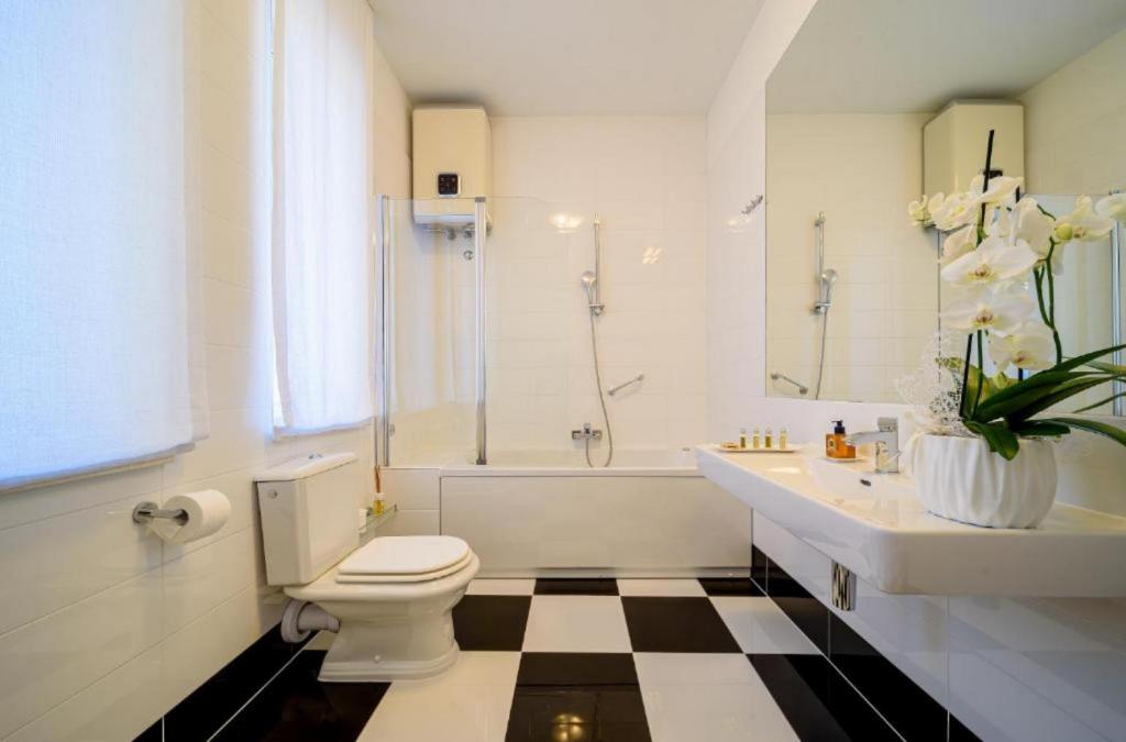 Kúpeľňa v ubytovaní PALACE SCHÖN MILESI - esense of prestige - private pool - old money style luxury rooms - walking distance to the old town, the beach and all amenities - BURALUX properties