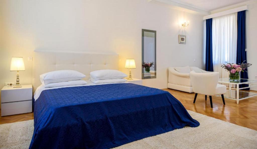 Posteľ alebo postele v izbe v ubytovaní PALACE SCHÖN MILESI - esense of prestige - private pool - old money style luxury rooms - walking distance to the old town, the beach and all amenities - BURALUX properties