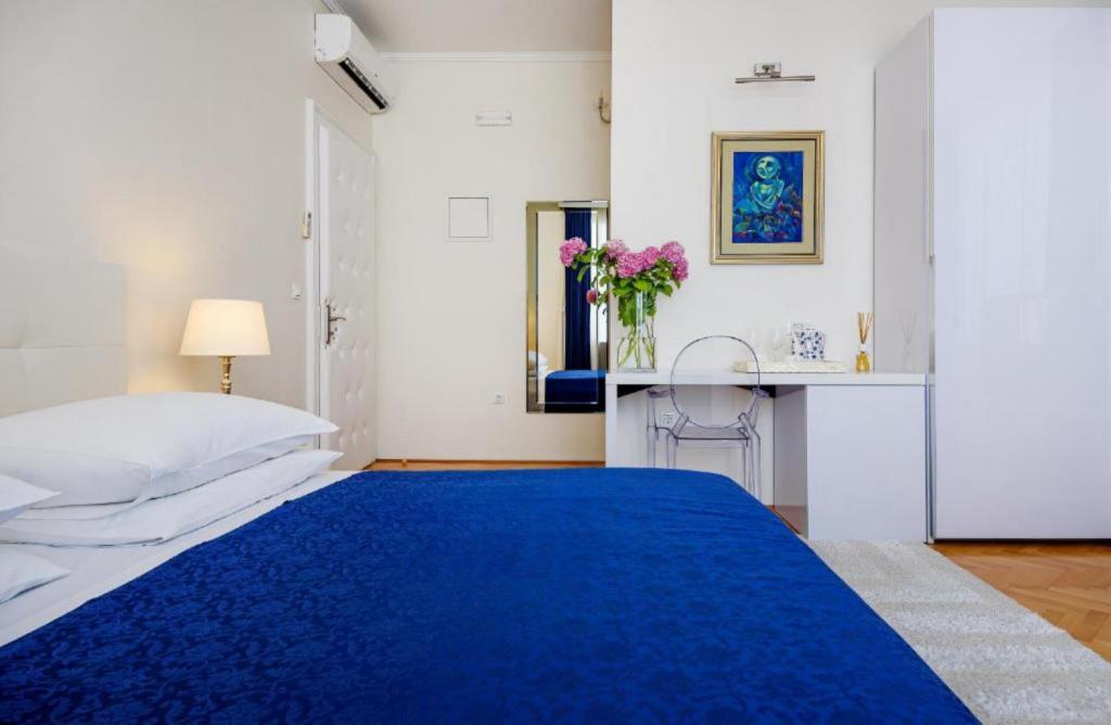 Posteľ alebo postele v izbe v ubytovaní PALACE SCHÖN MILESI - esense of prestige - private pool - old money style luxury rooms - walking distance to the old town, the beach and all amenities - BURALUX properties