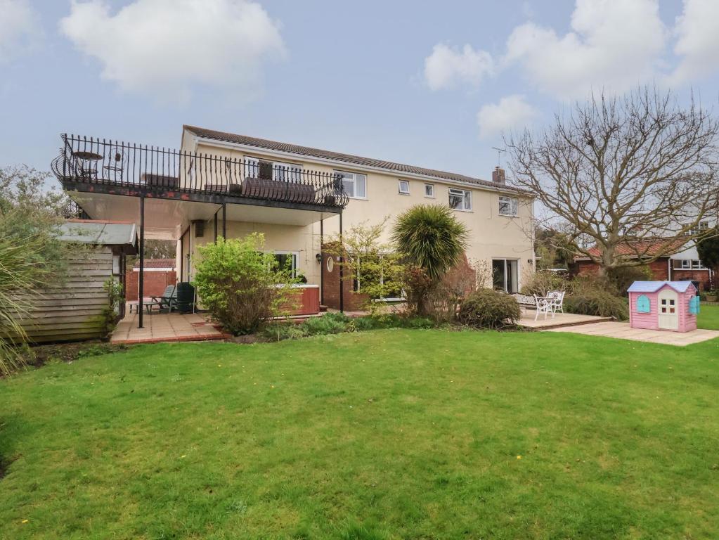 a house with a yard in front of it at Walnut House in Lowestoft