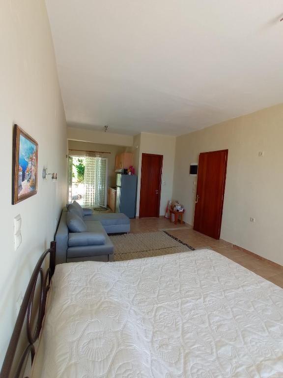 Postel nebo postele na pokoji v ubytování LITHERI-Studios&Apartment