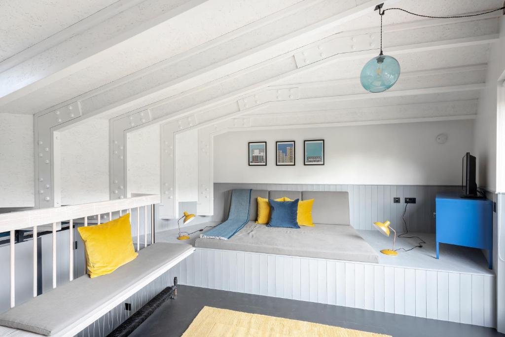 バースにあるDeep Lock Studioのベッドルーム1室(黄色い枕のベッド1台付)