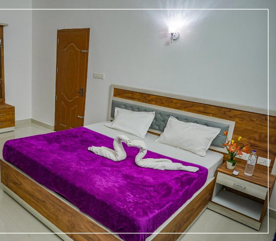 Postel nebo postele na pokoji v ubytování RAIN DROPS PREMIUM VILLAS - Athirappilly