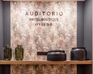 オビエドにあるAuditorio Rooms Boutique Oviedoの棚の上に二本の看板