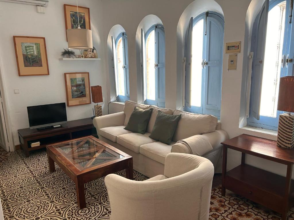 - un salon avec un canapé et une table dans l'établissement Casa con encanto junto Mezquita, à Cordoue