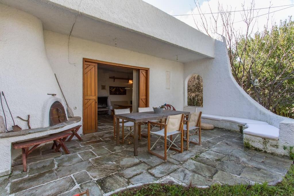 een patio met een tafel en stoelen en een gebouw bij A family paradise! in Áyios Andréas