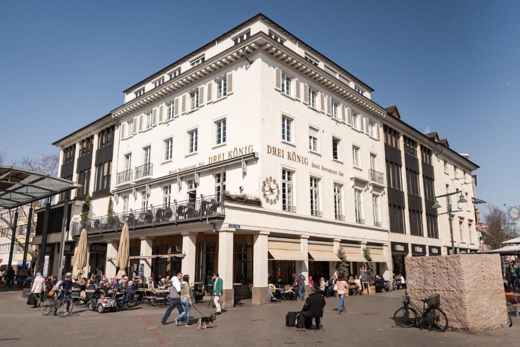 duży biały budynek z ludźmi idącymi przed nim w obiekcie BASE II - Das Bed & Breakfast bei Basel (Lörrach) w mieście Lörrach