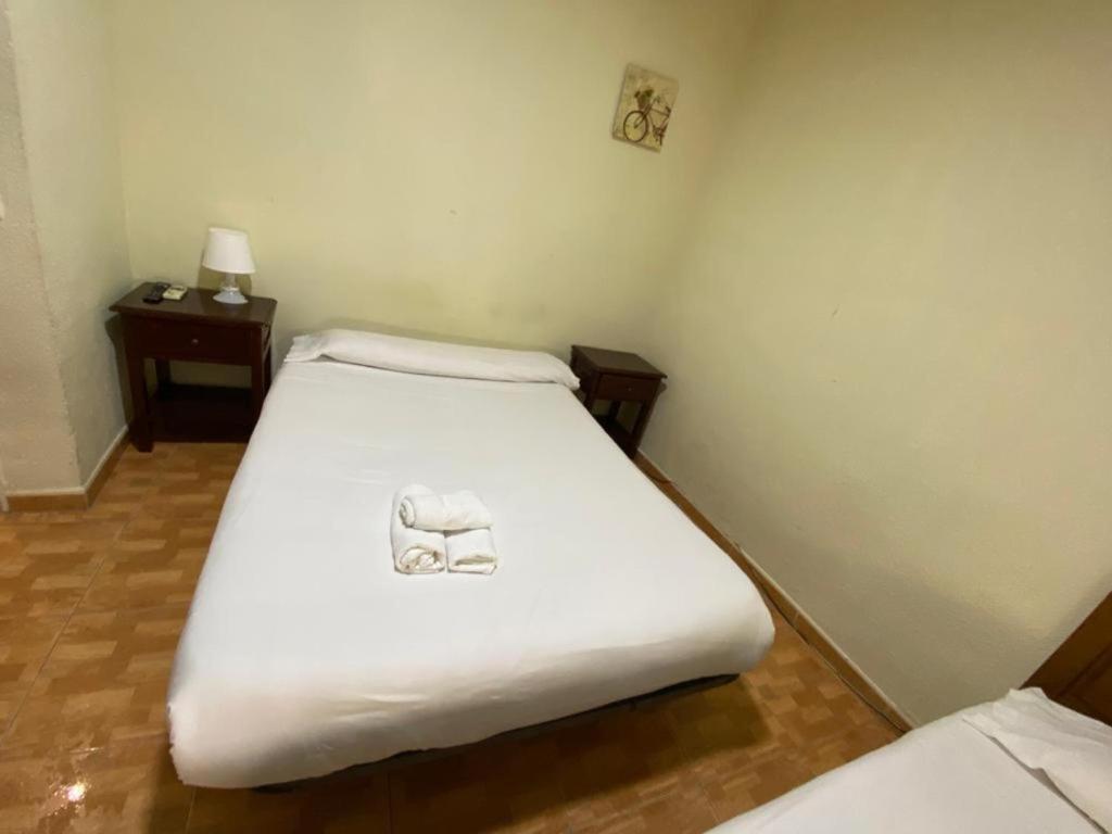 A bed or beds in a room at Hostal Los Perales