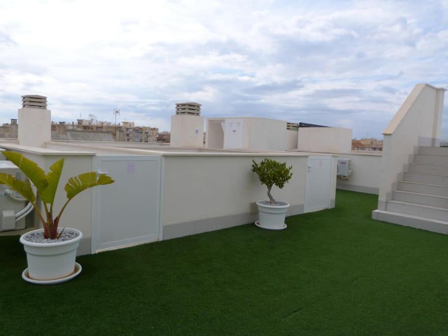 Balkón alebo terasa v ubytovaní Modern Apartment in Torrevjea 200m From the Loccos Beach