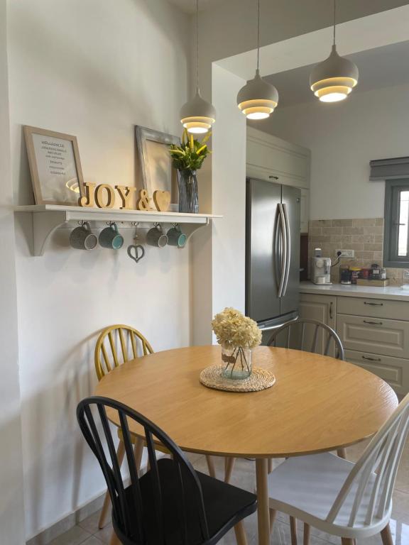 een keuken met een houten tafel en stoelen bij view point family suite in Eilat