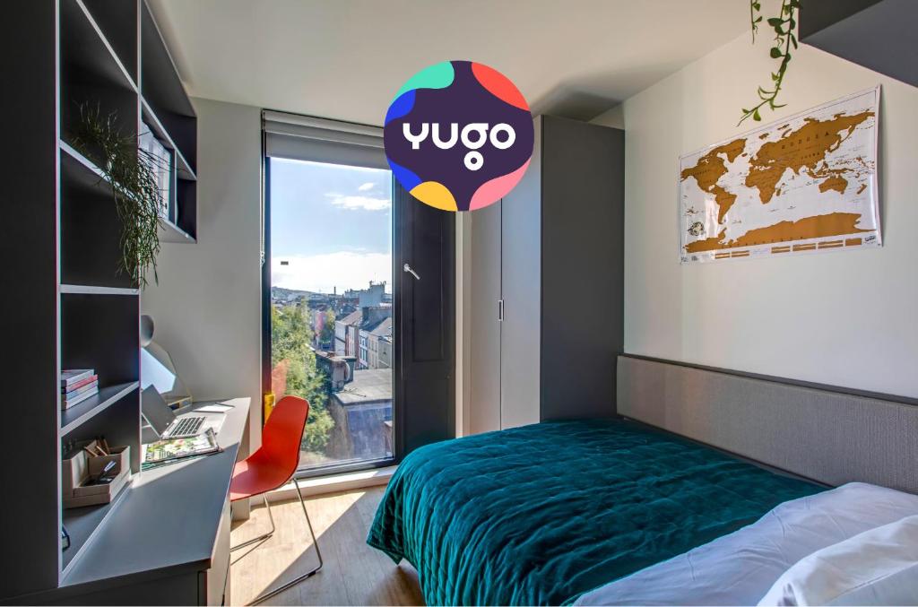 1 dormitorio con cama y ventana grande en Yugo Explore - Lee Point en Cork