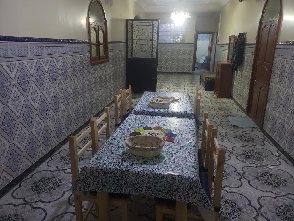 ein Esszimmer mit einem Tisch und einem Korb darauf in der Unterkunft Bol d'air à la mer centre Ain el Turck in Aïn El Turk