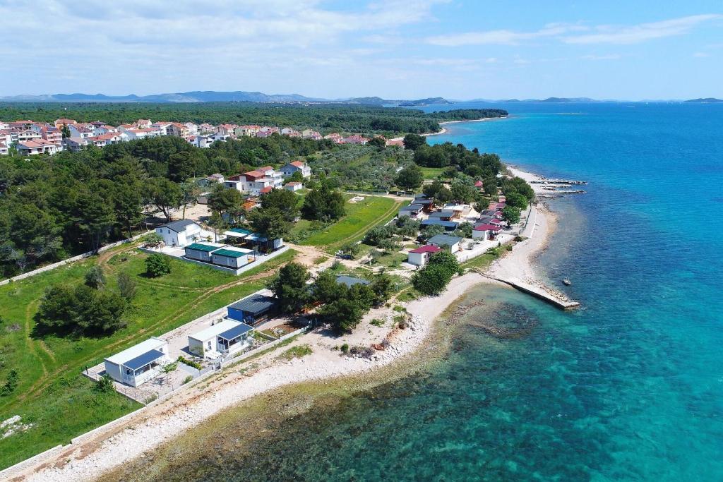 una vista aérea de una pequeña isla en el océano en Mobile home Kastanjola, en Biograd na Moru