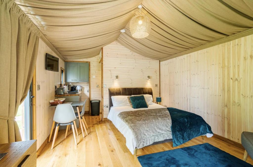 Postel nebo postele na pokoji v ubytování Riverside Cabins