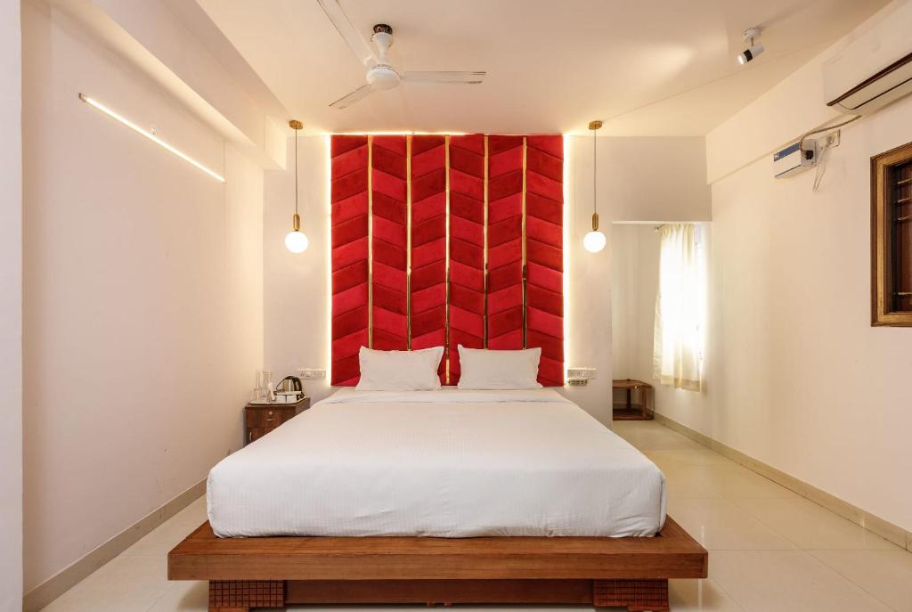 Säng eller sängar i ett rum på Opulence by Jadecaps 3bhk AC Manyata Tech Park