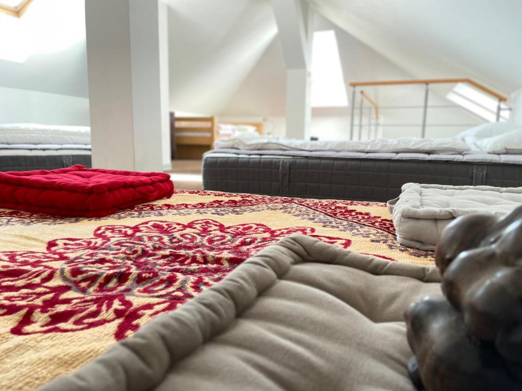 Cette chambre dispose de 2 lits et d'un tapis. dans l'établissement Vila Dětenice, à Dětenice